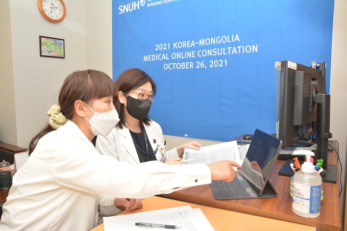 최성희 국제진료센터장(사진 오른쪽)이 몽골 환자 대상 비대면 진료상담을 진행하고 있다. (사진=분당서울대병원 제공)