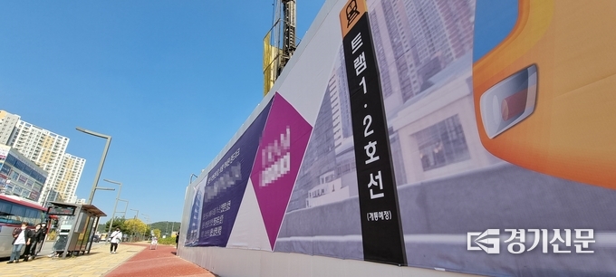 경기 화성시 동탄7동의 동탄 트램 정차역 예정지 인근에 자리 잡은 한 상가 분양 사무실 관계자는 “국토부의 2동탄 트램 개발 계획이 나온 후 정차역 중심으로 상가 투자 문의가 늘어났다”고 말했다. (사진=현지용 기자)