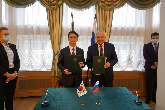 지난 27일 임재현 관세청장(사진 왼쪽에서 두번째)이 모스크바에서 제13차 한-러시아 관세청장회의를 갖고 위험관리 분야 협력 MOU 서명식을 가지는 모습. (사진=관세청)