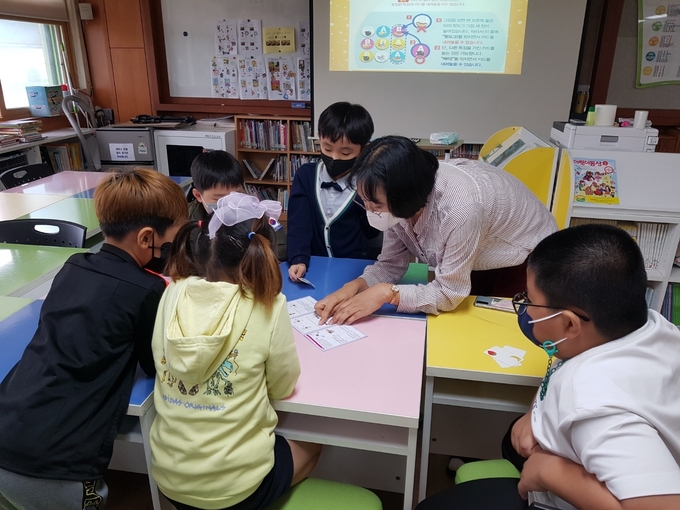 파주 영도초교 학생들이 미디어 홍보시대에 걸맞는 미디어 분석교육을 실시하고 있다. (사진=파주교육지원청 제공)