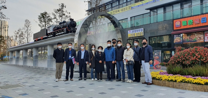 울산시 북구청 공무원들이 지난 26일 인천 미추홀구 '수인선 바람길 숲'을 둘러보고 기념촬영을 하고 있다. ( 사진 = 미추홀구 제공 )