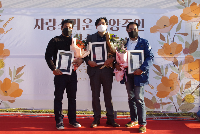 남양주 ‘이주민연대 샬롬의 집’의 이주민 봉사자들이 지난 27일 ‘자랑스러운 남양주인상’을 수상했다.(사진=이주민연대 샬롬의집 제공)