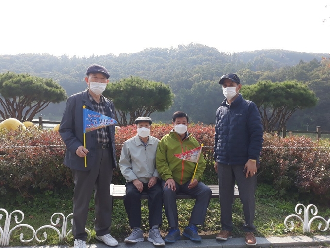 경기동부보훈지청이 마련한 '오색찬란 단풍드라이브' 행사에 참여한 보훈가족의 모습 (사진=경기동부보훈지청 제공)