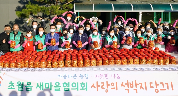 광주시 신동헌시장과 임일혁시의장 구경서 초월읍장, 새마을협의회,회원등이 참여해 사랑의 석박지로 김장김치를 담아 이웃사랑을 실천하고 있다. (사진=광주시 제공)