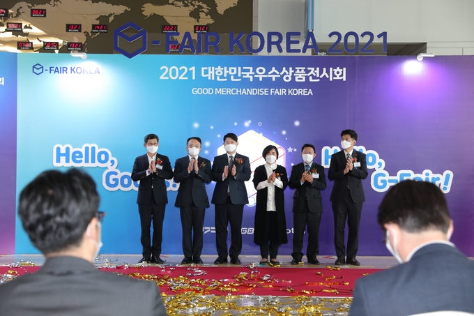 10월 28일 오후 2시 킨텍스 제1전시장에서 열린 ‘G-FAIR KOREA 2021’ 개막식에서 (왼쪽 두번째부터) 경과원 유승경 원장, 이한규 경기도행정2부지사, 이은주 경제노동위원장 및 관계자들이 기념 촬영을 하고 있다. (사진 = 경과원 제공)