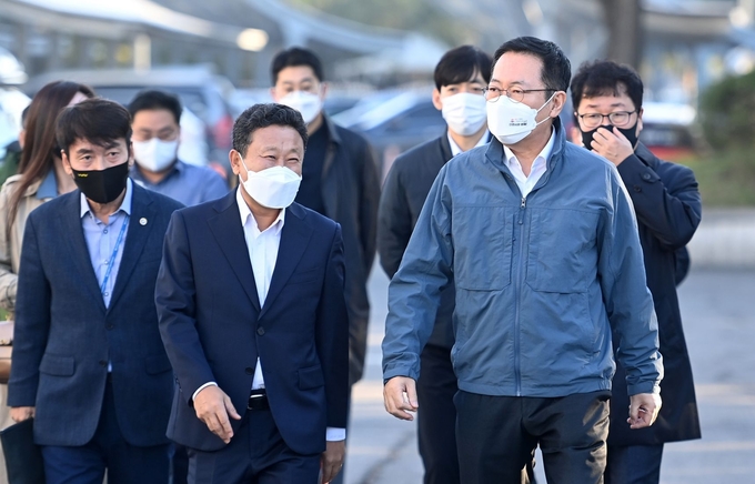 박남춘 인천광역시장이 28일 인천항연안여객터미널에서 여객선 탑승을 위해 이동하고 있다. ( 사진 = 인천시 제공 )