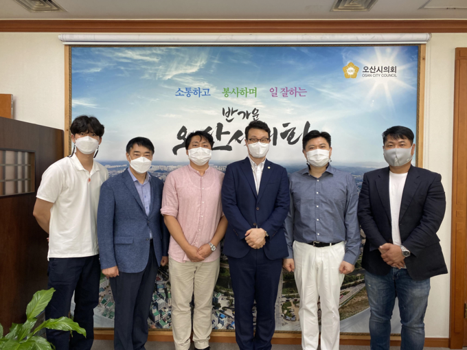 오산시의회 전국최초 웹시트콤 드라마 제작(사진=오산시의회 장인수의장을 비롯해 콩(대표 전은희) 이규희 CP와 제작 진행의 ㈜코이픽쳐스 조상환 대표가 기념촬영을 하고 있다. (사진=오산시의회 제공)