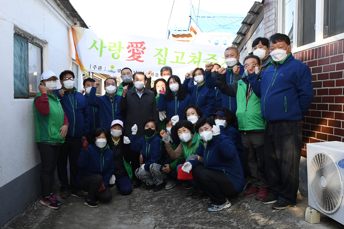 사랑의 집수리 봉사활동에 나선 강화군 새마을회 남녀회원들이 유천호 군수와 함께 파이팅을 외치고 있다. ( 사진 = 강화군 제공 )