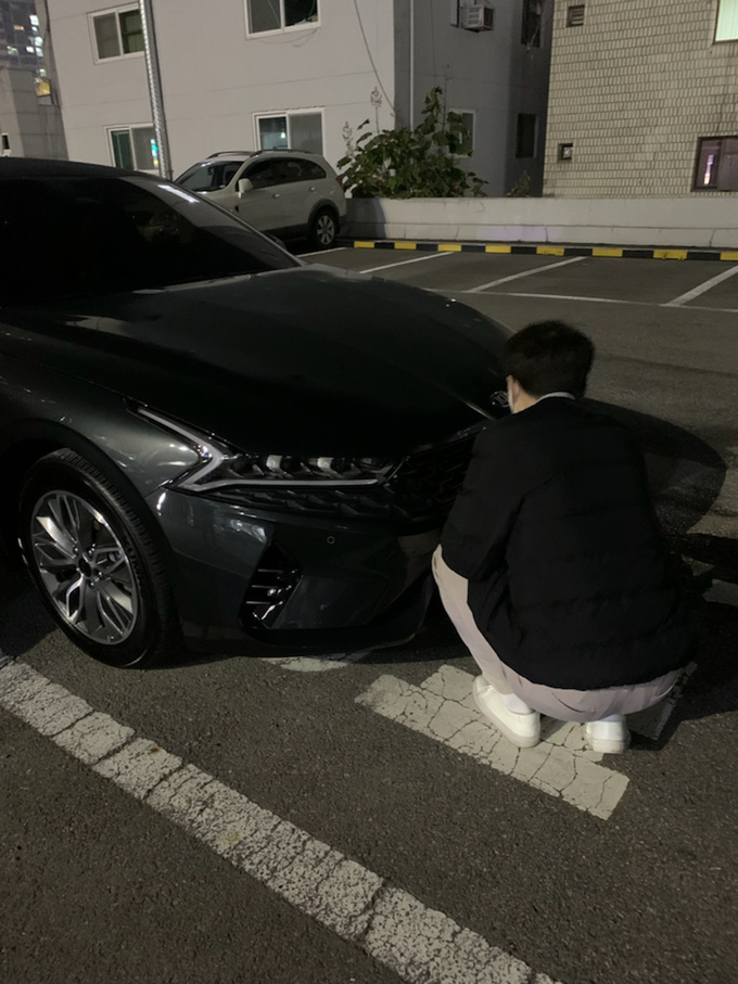 야간 영치반이 체납 차량을 찾아내 번호판을 떼고 있다. (사진=성남시 제공)