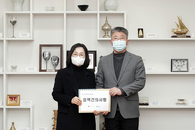 2021년 2월 트램의 원활한 추진 등 성남시 교통정책 발전을 위한 정책건의사항을 은수미 시장이 대도시광역교통위원회 위원장에게 전달하고 있다. (사진=성남시 제공)