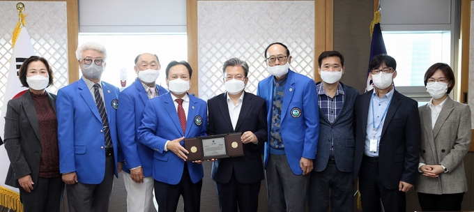 이원재 인천경제청장이 파크골프협회로부터 감사패를 받고 있다. ( 사진 = 인천경제청 제공 )