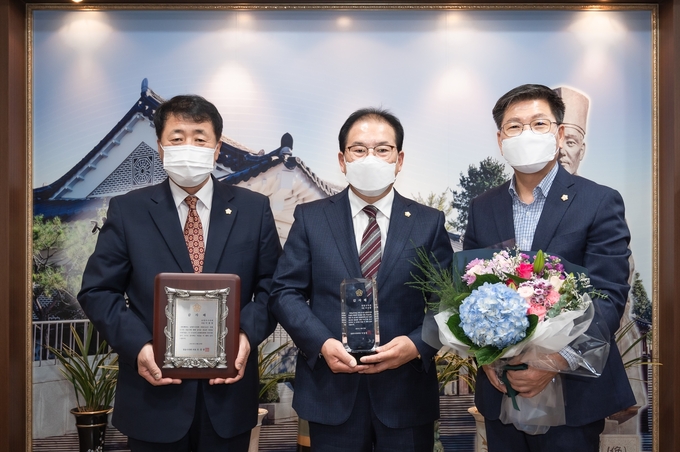 남양주시의회(의장 이철영)는 지난 29일 남양주와 정읍의 교류 활성화와 우호 협력 증진을 위해 정읍시의회(의장 조상중)와 감사패를 상호 교환했다.(사진=남양주시의회 제공)