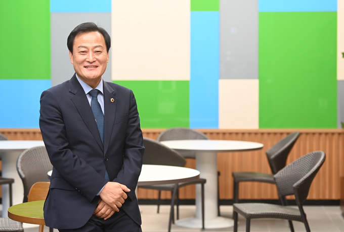장현국 경기도의회 의장이 지난 21일 경기신문 본사에서 '김대훈의 뉴스토크'에 출연해 인터뷰를 하고 있다. (사진 = 조병석 기자)