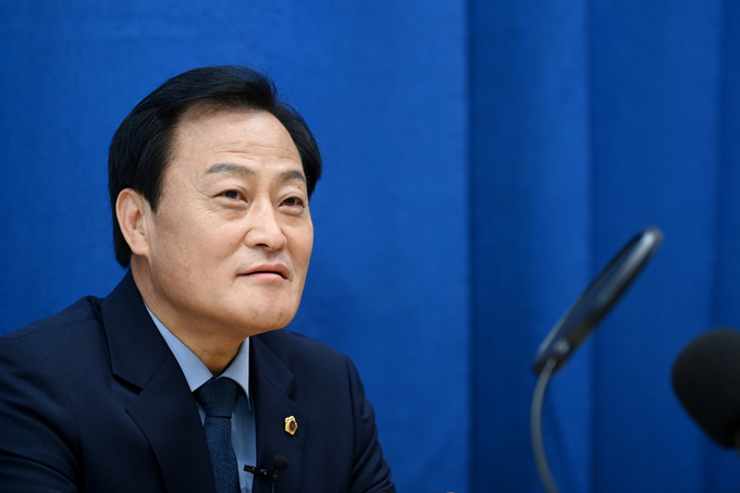 장현국 경기도의회 의장이 지난 21일 경기신문 본사에서 '김대훈의 뉴스토크'에 출연해 인터뷰를 하고 있다. (사진 = 조병석 기자)