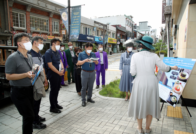 지난 8월 중기부 르네상스 공모사업 선정 관련 현장 검증에서 중구 관계자가 현황에 대한 설명을 하고 있다. ( 사진 = 중구 제공 )