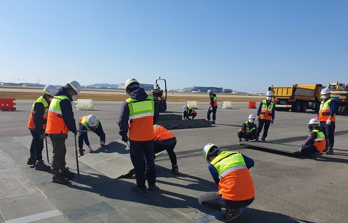 인천공항 을지훈련에서 폭파구복구팀이 비상활주로를 확보하고 비상용등화 설치를 진행하고 있다. ( 사진 = 인천공항공사 제공 )