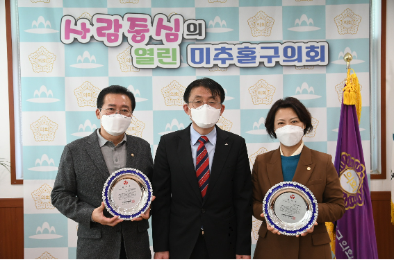 인천 미추홀구 의회 이안호 의장(오른쪽)과 김진구 의원(왼쪽)이 사랑의 장기기증운동본부 홍보대사로 위촉됐다. ( 사진 = 미추홀구 의회 제공 )