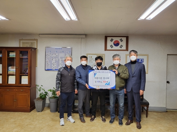 김포지역 아름다운 봉사회가 통진읍을 찾아 어려운 이웃에게 전달해달라며 쌀 100포를 전달 기념촬영을 하고 있다.(사진= 김포시 제공)