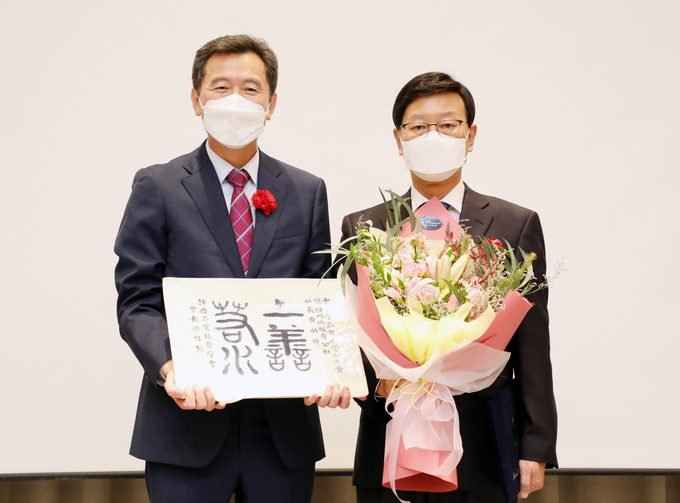 (사진 왼쪽부터)홍성훈 품질경영학회 학회장과 황창화 한난 사장이 시상식 후 기념촬영을 하고 있다. (사진=한국지역난방공사 제공)