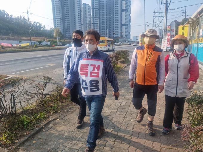 이학재 국민의힘 윤석열 후보 상근정무특보가 31일 '대장동 게이트 특검촉구' 1인 도보 시위를 하고 있다. ( 사진 = 이학재 특보 제공 )