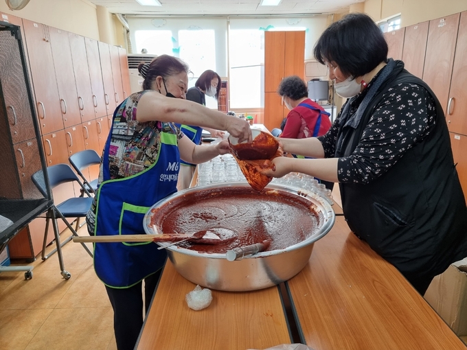 간석1동 주민자치회원들이 이웃들에게 나눠줄 고추장을 만들고 있다. ( 사진 = 남동구 제공 )