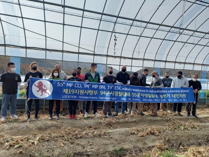 지난 30일 연천군 신서면 한 오이재배농가에서 주한 미8군 19지원사령부 94군사경찰대대원들이 부족한 일손을 돕기 위한 대민지원 활동을 펼쳤다. 이날 참가한 부대 장병들은 오이 줄기 내리기, 각종 부산물 제거 등 오이농가를 도왔다. (사진=신서면 제공)
