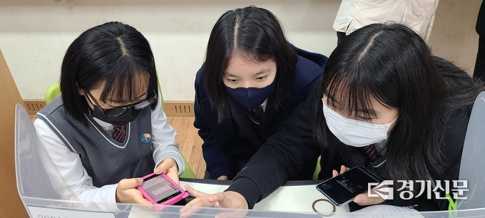 수학시계 만들기 부스를 운용하는 대경중학교 학생들이 출석체크를 하고 있다. (사진=문석완 기자)