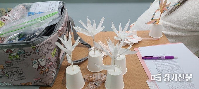 산염기 반응을 이용한 리트머스 꽃 만들기를 위한 준비물. (사진=문석완 기자)