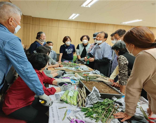 원예기능사 자격증 취득 교육 참가자들이 강사의 설명에 귀를 기울이고 있다. ( 사진 = 옹진군 제공 )
