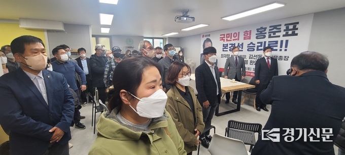 포천 중앙로 우준빌딩에서 홍분표 후보 지지 집회가 열리고 있다. (사진=문석완 기자)