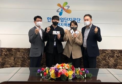 산단공 윤정목 인천본부장이 공단 성과보고회에서 우수., 장려상 수상자들과 함께 사진촬영을 하고 있다. ( 사진 = 산단공인천본부 제공 )