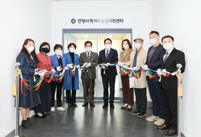 최대호 안양시장이 참석한 가운데 안양시 먹거리종합지원센터 개소식을 갖고 있다.