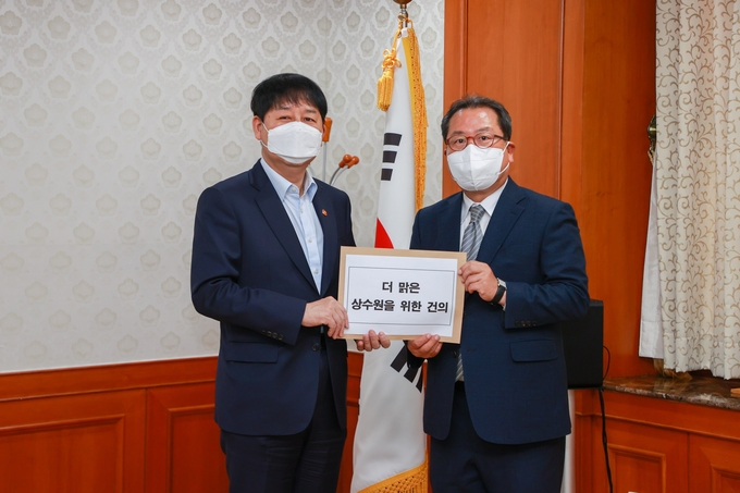 조광한 남양주시장은 1일 구윤철 국무조정실장을 만나 수도권 팔당호 단일 상수원을 북한강과 남한강으로 분산하는 ‘수도권 상수원 다변화’를 국가 차원에서 조속히 추진해 줄 것을 건의했다. (사진=남양주시 제공)