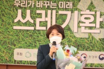 안양시의회 최병일 보사환경 위원장이 감사패를 받고 있다. 