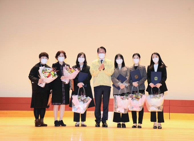 안양시가 2년만에 개최한 월례조회에서 모범공무원 25명이 표창을 수상했다. (사진=안양시 제공)