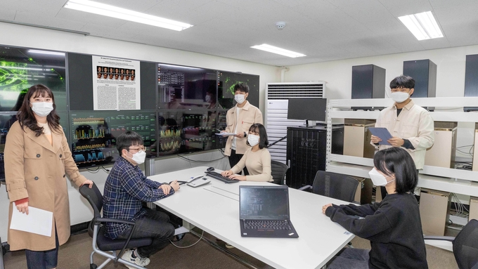 인하대학교 4호관에 위치한 인공지능융합연구센터 데이터센터에서 학생들이 고성능 GPU 서버를 이용하고 있다. ( 사진 = 인하대 제공 )