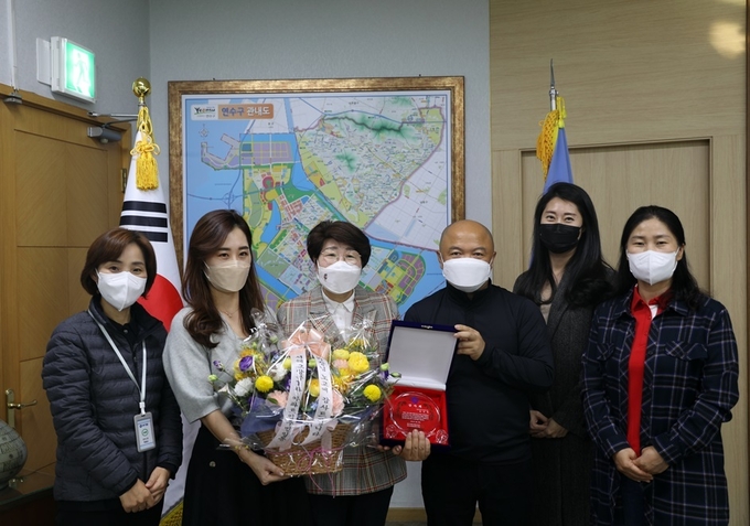 연수구의회 김성해 의장(왼쪽 3번째)이 연수서해그랑블 1단지 입주자대표회의로부터 감사패를 받았다. ( 사진 = 연수구의회 제공 )