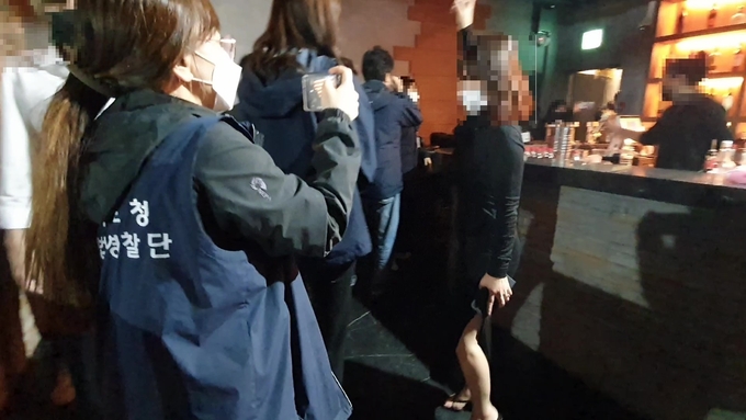 불법 운영 업소 단속 현장 (사진 = 경기도 제공)