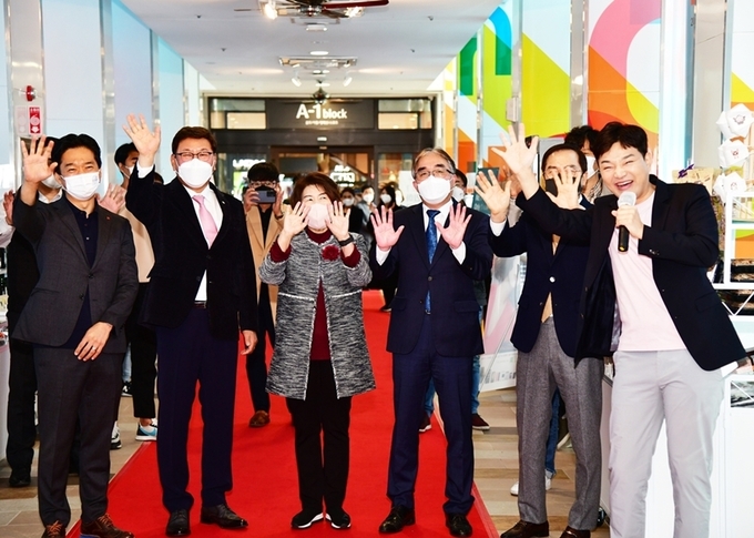 파주상공 EXPO 개막식에서 한양수 파주시의장, 전병록 추진위원장 등이 손 흔들고 있다. (사진=파주시 제공)
