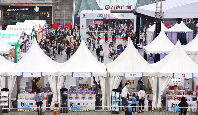 지난달 28일부터 31일까지 개최된 '충칭 K-Food Fair' 행사장에 현지인들의 발길이 이어지고 있다. ( 사진 = aT인천본부 제공 )