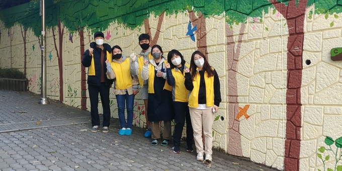 남양주도시공사는 지난 31일 주니어보드(Junior Board)의 제3기 이사들이 남양주 백봉초등학교 벽화그리기 봉사활동을 진행했다.(사진=남양주도시공사 제공)