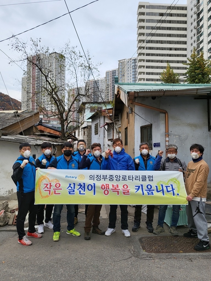 의정부중앙로타리클럽 회원들이 호원2동 지역 내 복지사각지대 독거노인가구 주거환경 개선 봉사활동을 벌였다. (사진=의정부중앙로타리클럽 제공)