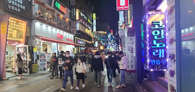 단계적 일상회복 1단계가 시작된 1일 저녁 수원역 인근. (사진=박한솔 기자)
