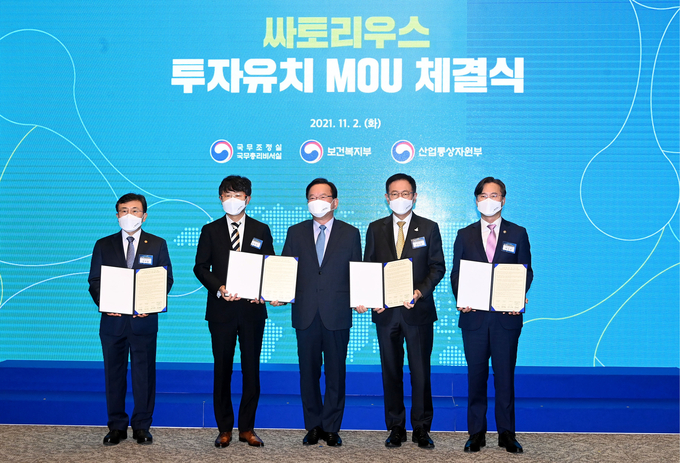 2일 서울 소공동 포스트타워에서 열린 '싸토리우스 투자유치 MOU 체결식'에서 권덕철 보건복지부장관(왼쪽부터), 싸토리우스코리아바이오텍 김덕상 대표, 김부겸 국무총리, 박남춘 인천시장, 박진규 산업통상자원부 제1차관이 기념촬영을 하고 있다. ( 사진 = 인천시 제공 )
