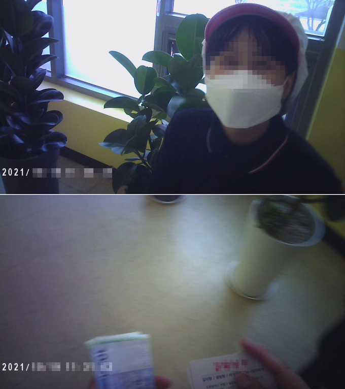 식당 명함과 함께 현금을 전달하는 모습. ( 사진 = 독자 제공 ) 