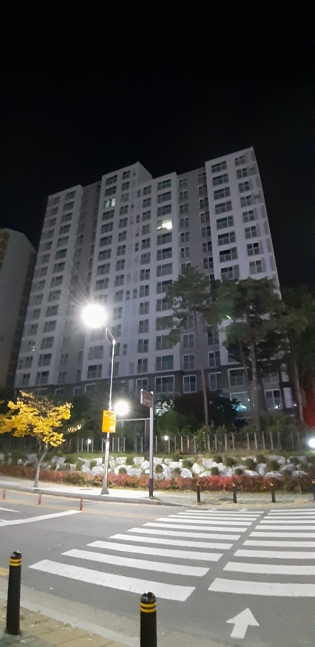 군포 소등행사가 진행되는 동안 삼성마을 2단지 한 아파트에서 대부분 가구의 불이 꺼져있다. (사진=군포시 제공)
