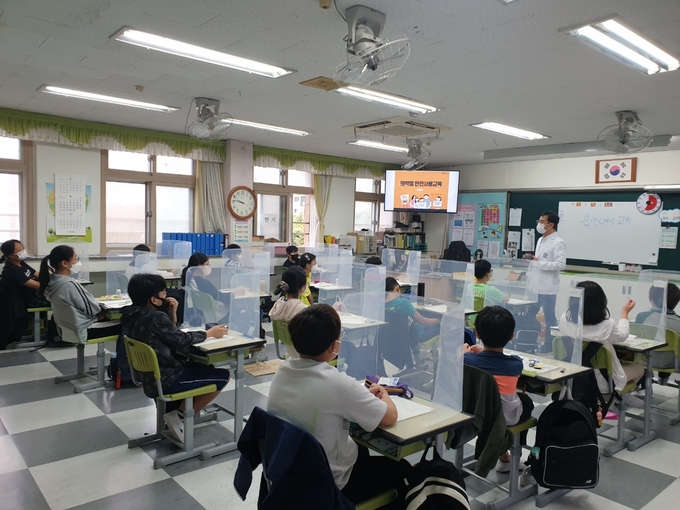 군포 곡란초에서 2021 흡연예방실천학교 교육활동 전시회 개최하고 있다.