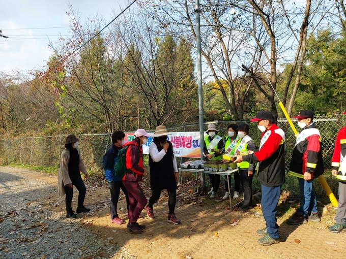 남동구 관계자들이 소래산 입구에서 산불예방 캠페인을 벌이고 있다. ( 사진 = 남동구 제공 )
