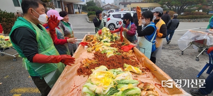포천동단체장협의회 회원들이 김장나누기 행사를 진행하고 있다. (사진=문석완 기자)
