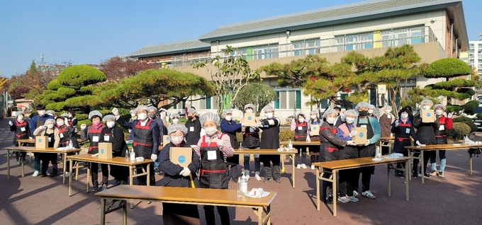 마을장독대 행사에 참여한 계양1동 주민자치회원과 인혜학교 학생들. ( 사진 = 계양구 제공 )